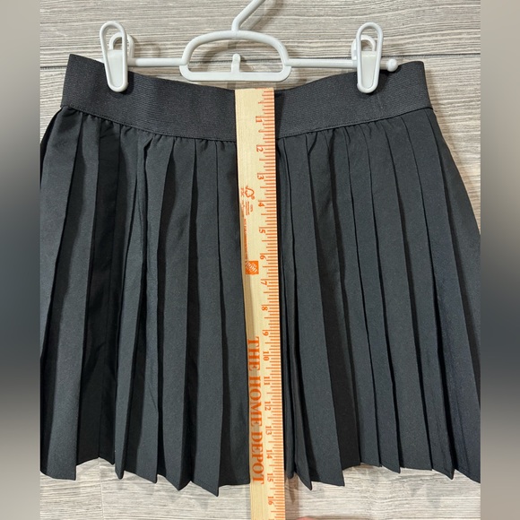Black pleated mini skirt with an elastic waist and lined with shorts Size Medium - Picture 8 of 12